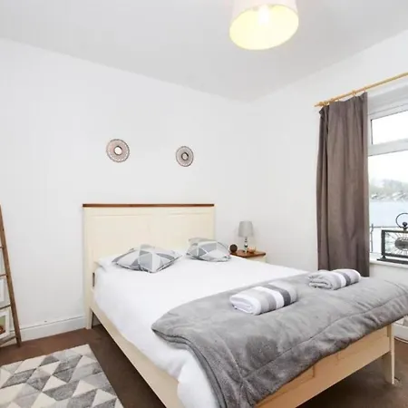 Beautiful 3 Bed Abode In The Heart Of Lejlighed