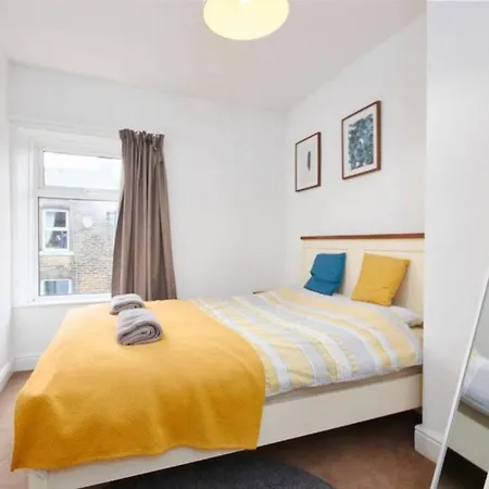 Comfortable 3 Bed Abode In The Heart Of *